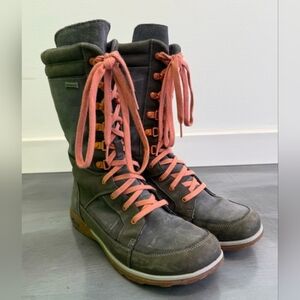 Chacos women’s snow boot - size 8